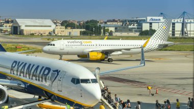 Napoli, İtalya - Ağustos 2019: Napoli havaalanında Ryanair Boeing 737 jetine binen yolcular
