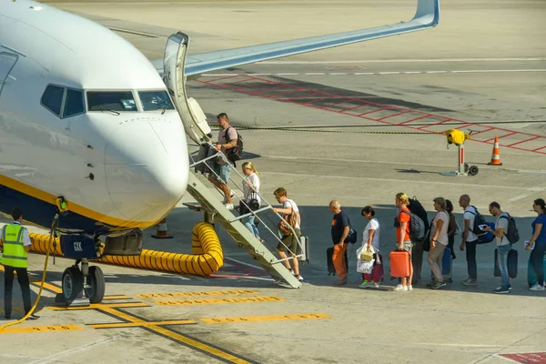 Νάπολη Ιταλία 2019 Αυγούστου Επιβάτες Που Επιβιβάζονται Ένα Τζετ Της — Φωτογραφία Αρχείου