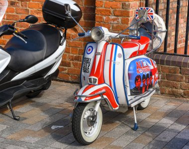 Gloucester, İngiltere - Eylül 2019: Motor scooter Gloucester bir mitingde Small Faces rock grubu görüntüleri ile dekore