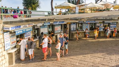 Sorrento, İtalya - Ağustos 2019: Sorrento limanında feribot bileti almak için kuyrukta bekliyor
