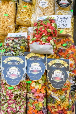 Sorrento, İtalya - Ağustos 2019: Sorrento'da eski kentteki bir dükkanda satışa sunulan kurutulmuş makarna poşetlerinin kapatılması.