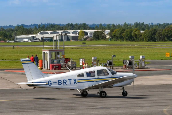 グロスター イングランド 2019年9月 パイパーPa28軽飛行機がグロスター スタバートン空港から離陸するためにタキシング — ストック写真