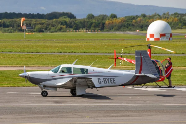 글로스터 2019년 글로스터 스타버튼 공항에 착륙한 경비행기 — 스톡 사진