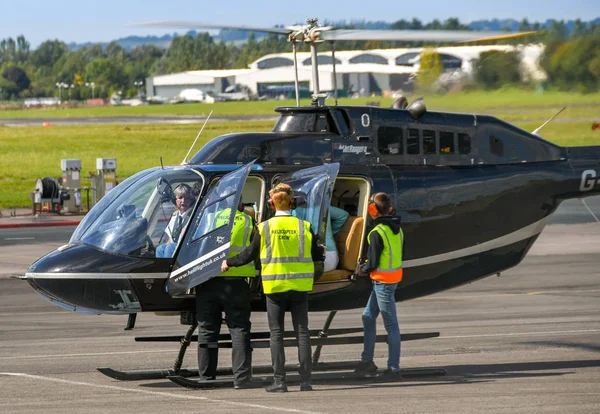 Gloucester England Setembro 2019 Tripulação Helicóptero Que Passageiros Helicóptero Antes — Fotografia de Stock