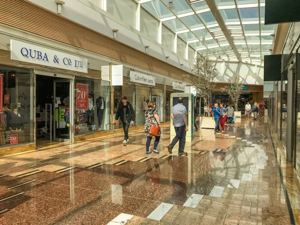 英国格洛斯特 2019年9月 人们走过格洛斯特码头开发区的带顶棚的购物中心 — 图库照片