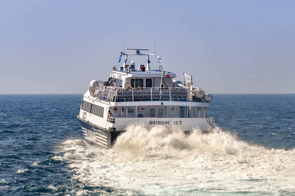 Sorrento Olaszország Augusztus 2019 Gyors Komppal Így Sorrento Nagy Tolóerővel — Stock Fotó