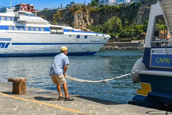 Sorrento Italia Agosto 2019 Tripulante Suelta Cuerda Para Que Ferry — Foto de Stock