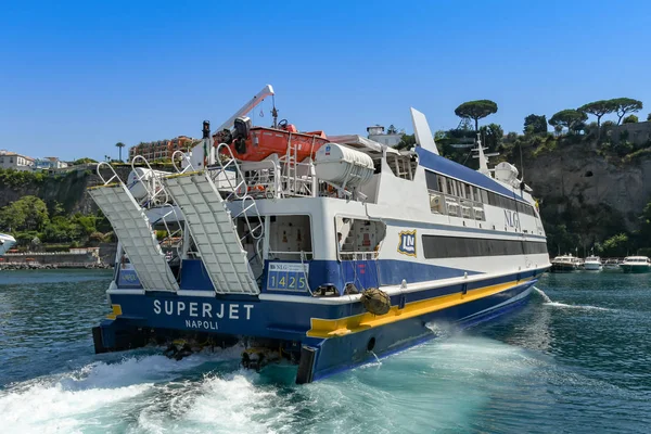 Sorrento Italie Août 2019 Ferry Rapide Avec Passerelles Surélevées Départ — Photo