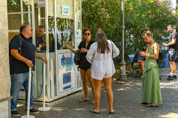 Sorrento Italie Août 2019 Les Gens Achètent Des Billets Pour — Photo