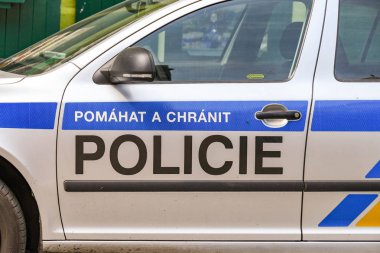 Prag, Çek Cumhuriyeti - Temmuz 2018: Prag şehir merkezinde bir polis aracının geniş üzerindeki işaretlerin yakından görünümü.