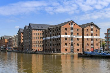Gloucester Quays, İngiltere - Eylül 2019: Gloucester Rıhtımı'ndaki yenilenmiş eski rıhtımda yeni dairelerin yanında demirlemiş tekne.