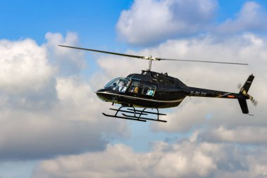 Gloucester, İngiltere - Eylül 2019: Bell Jetranger, Gloucester Staverton Havaalanı'na Heli-Flight inişi yle işletiliyor.
