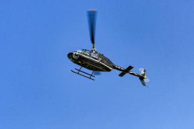 Gloucester, İngiltere - Eylül 2019: Bell Jetranger, Gloucester Staverton Havaalanı'na Heli-Flight inişi yle işletiliyor.