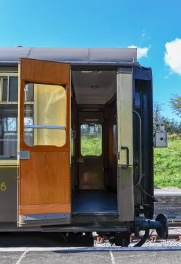 Gloucestershire, İngiltere - Eylül 2019: Gloucestershire ve Warwickshire Demiryolu'nda kapı açık olan trende son vagon.
