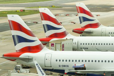 Londra Gatwick Havaalanı, İngiltere - Nisan 2019: Gatwick Havaalanı'nda üç British Airways jetinin kuyruk yüzgeçleri