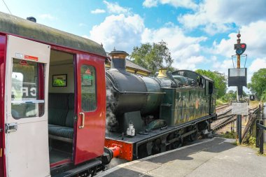 Cranmore, İngiltere - Temmuz 2019: Doğu Somerset Demiryolu'ndaki Cramore İstasyonu'nda bekleyen vagonların buharlı motoru ve treni.