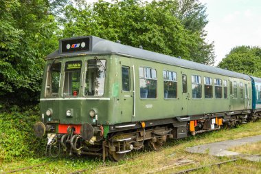 Cranmore, İngiltere - Temmuz 2019: Doğu Somerset Demiryolu'ndaki Cramore İstasyonu'nda yan yana gelen vintage dizel çoklu ünite.