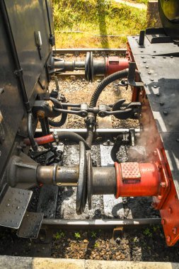 Cranmore, İngiltere - Temmuz 2019: Doğu Somerset Demiryolu'ndaki Cranmore İstasyonu'nda buhar makinesi ile vagon arasındaki bağlantının yakından görünümü.