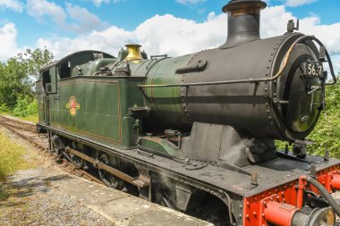 Cranmore, İngiltere - Temmuz 2019: Doğu Somerset Demiryolu'nda bir platformda buhar motoru.