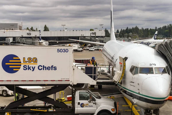西雅图塔科马机场 乌萨州 2018年6月 近距离观察一名艾港工人在西雅图塔科马机场将食品和其他餐饮用品从Lsg Sky Chefs液压升降机装载到阿拉斯加航空公司的波音737喷气式飞机 — 图库照片