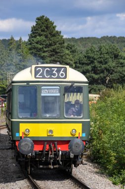 Gloucestershire, İngiltere - Eylül 2019: Gloucestershire ve Warwickshire Demiryolu'nda korunmuş dizel çoklu ünitegörünümüne kafa.