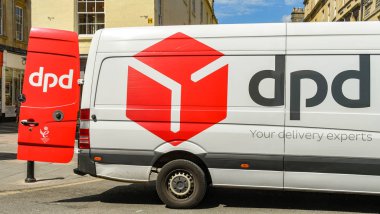 Bath, İngiltere - Temmuz 2019: Bath'ın merkezinde kapısı açık dpd teslimat minibüsü.