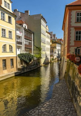 Prag, Çek Cumhuriyeti - Temmuz 2018: Prag'ın Eski Kent'in Küçük Mahallesi'nden geçen dar bir kanal olan Certovka.