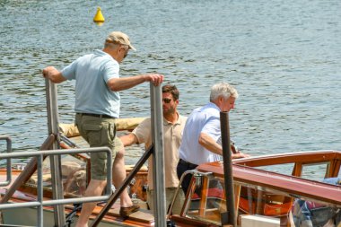 Lenno, Como Gölü, İtalya - Haziran 2019: Como Gölü'ndeki Lenno'da özel su taksisi alan insanlar.