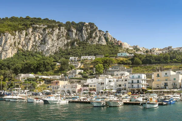 カプリ島 イタリア 2019年8月 カプリ島の港の近くのウォーターフロントと港の風光明媚な景色 山と並んで絵の頂上にあるカプリの町 — ストック写真