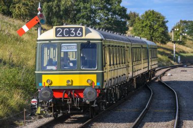 Gloucestershire, İngiltere - Eylül 2019: Gloucestershire ve Warwickshire Demiryolu 'nda restore edilmiş bir dizel çoklu birim.