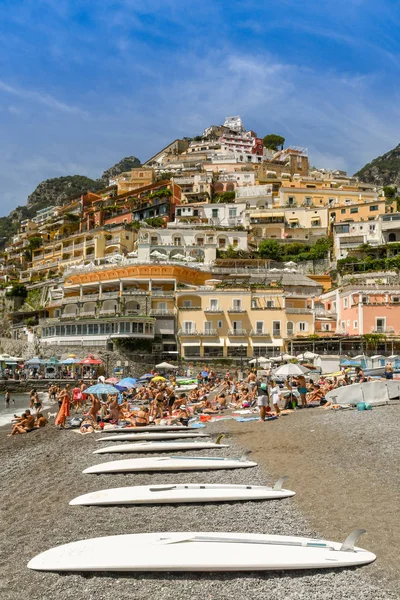 Positano Talya Ağustos 2019 Sörf Tahtaları Positano Sahilindeki Insanlar Arka — Stok fotoğraf