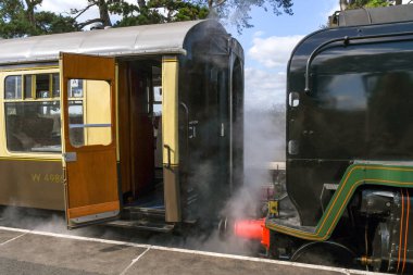 Gloucestershire, İngiltere - Eylül 2019: Gloucestershire ve Warwickshire Demiryolu 'ndaki bir vagonun ısıtma sisteminden buhar yükseliyor.
