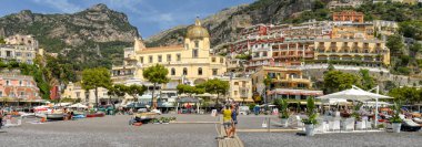 Positano, İtalya - Ağustos 2019: Plajdan Positano kasabasının panoramik manzarası.