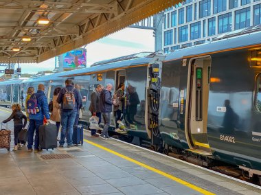 Cardiff, Wales - Eylül 2019: Cardiff Central tren istasyonundan Londra 'ya giden Great Western Demiryolu' na binen yolcular