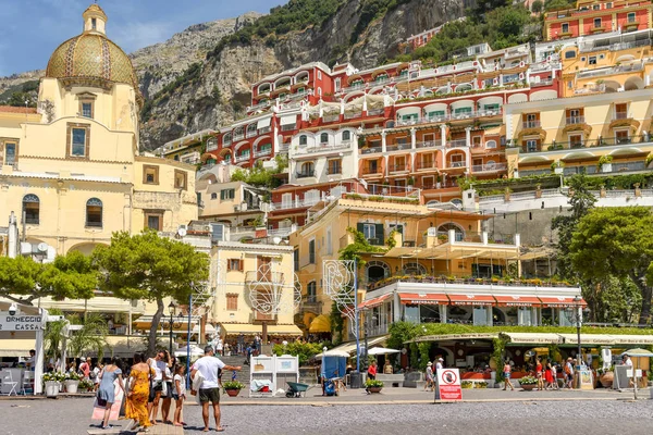 Positano Itália Agosto 2019 Pessoas Beira Mar Positano Negligenciado Por — Fotografia de Stock