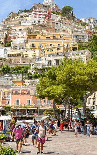 Positano Włochy Sierpień 2019 Ludzie Spacerujący Nad Morzem Positano Jest — Zdjęcie stockowe