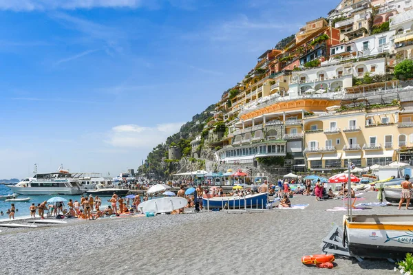 Positano Itália Agosto 2019 Barcos Praia Positano Fundo Estão Edifícios — Fotografia de Stock