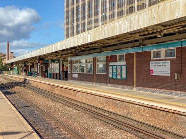 Cardiff, Galler - Ekim 2019: Cardiff Queen Caddesi Tren İstasyonu