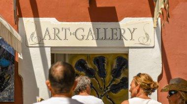 Positano, İtalya - Ağustos 2019 Positano 'daki bir sanat galerisinin girişinin üstünü imzala.