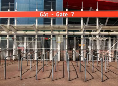 Cardiff, Galler - Ekim 2019: Cardiff şehir merkezindeki Principality Stadyumu 'nun dışında kapılar ve bariyerler kapanıyor.