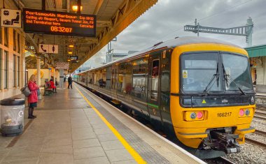Cardiff, Wales - Eylül 2019: Cardiff Merkez Tren İstasyonu 'ndaki 2 numaralı perondaki Great Western Demiryolu banliyö treni
