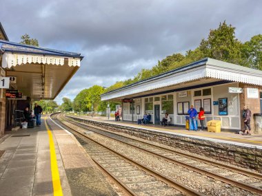Abergavenny, Wales - Eylül 2019: Abergavenny kırsalındaki tren istasyonu. İnsanlar tren bekliyor..