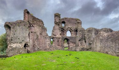 Abergavenny, Wales - Eylül 2019 Abergavenny Kalesi 'nin ana duvarları kara bulutlu bir gökyüzüne karşı..