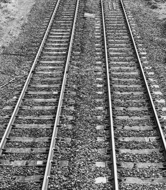 Siyah beyaz demiryolu rayları sıkıştırılıyor.
