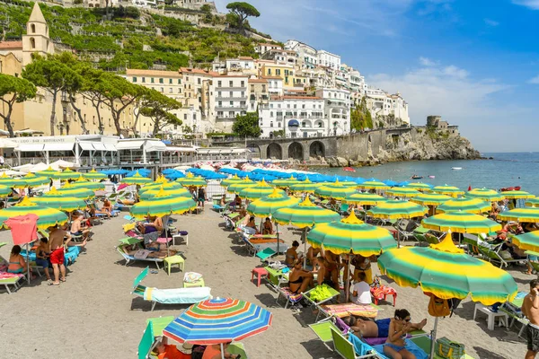 Amalfi Itália Agosto 2019 Guarda Sóis Coloridos Amarelos Verdes Praia — Fotografia de Stock