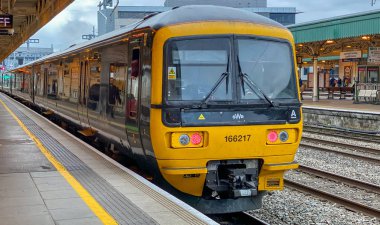 Cardiff, Wales - Eylül 2019: Cardiff Merkez Tren İstasyonu 'ndaki 2 numaralı perondaki Great Western Demiryolu banliyö treni