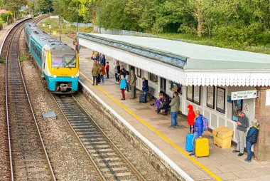 Abergavenny, Wales - Eylül 2019: Abergavenny tren istasyonuna gelen banliyö treni. İnsanlar platformda bekliyor..