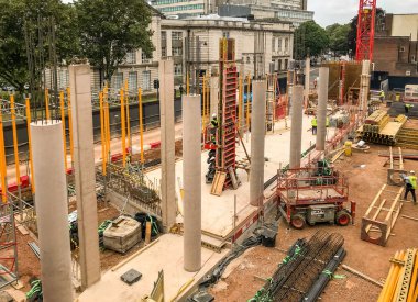 Cardiff, Wales - Temmuz 2019: Cardiff Üniversitesi için yeni bir binanın şantiyesinde çelik işçiliği ve güçlendirilmiş beton sütunlar.