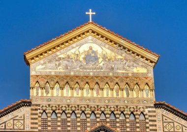 Positano, İtalya - Ağustos 2019: Positano 'nun merkezindeki Santa Maria Assunta Kilisesi' nin tepesi.