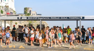 Amalfi, İtalya - Ağustos 2019: İnsanlar Amalfi 'de otobüs durağında Ravello' ya otobüs bekliyor